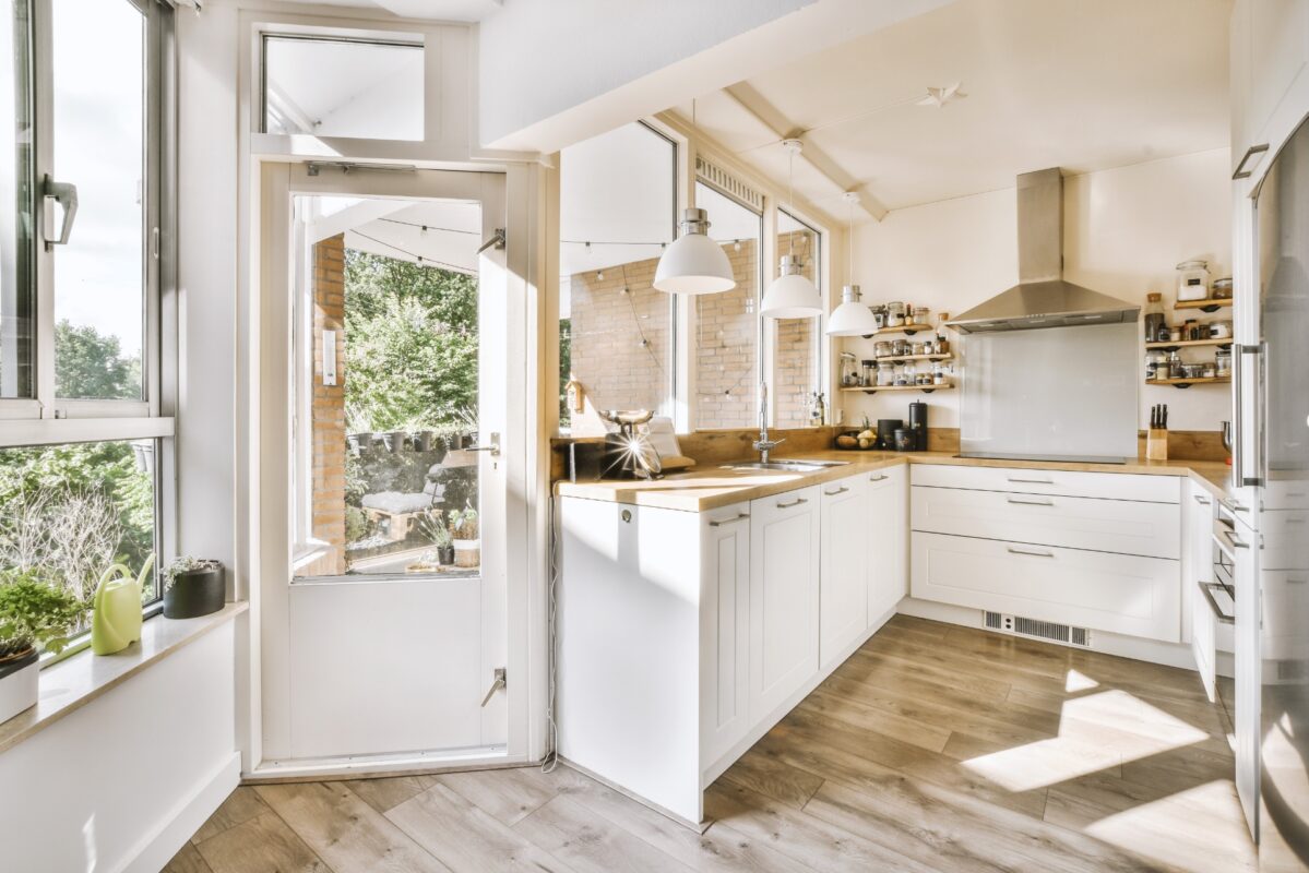 beyaz renkli küçük iskandinav mutfak tasarımı