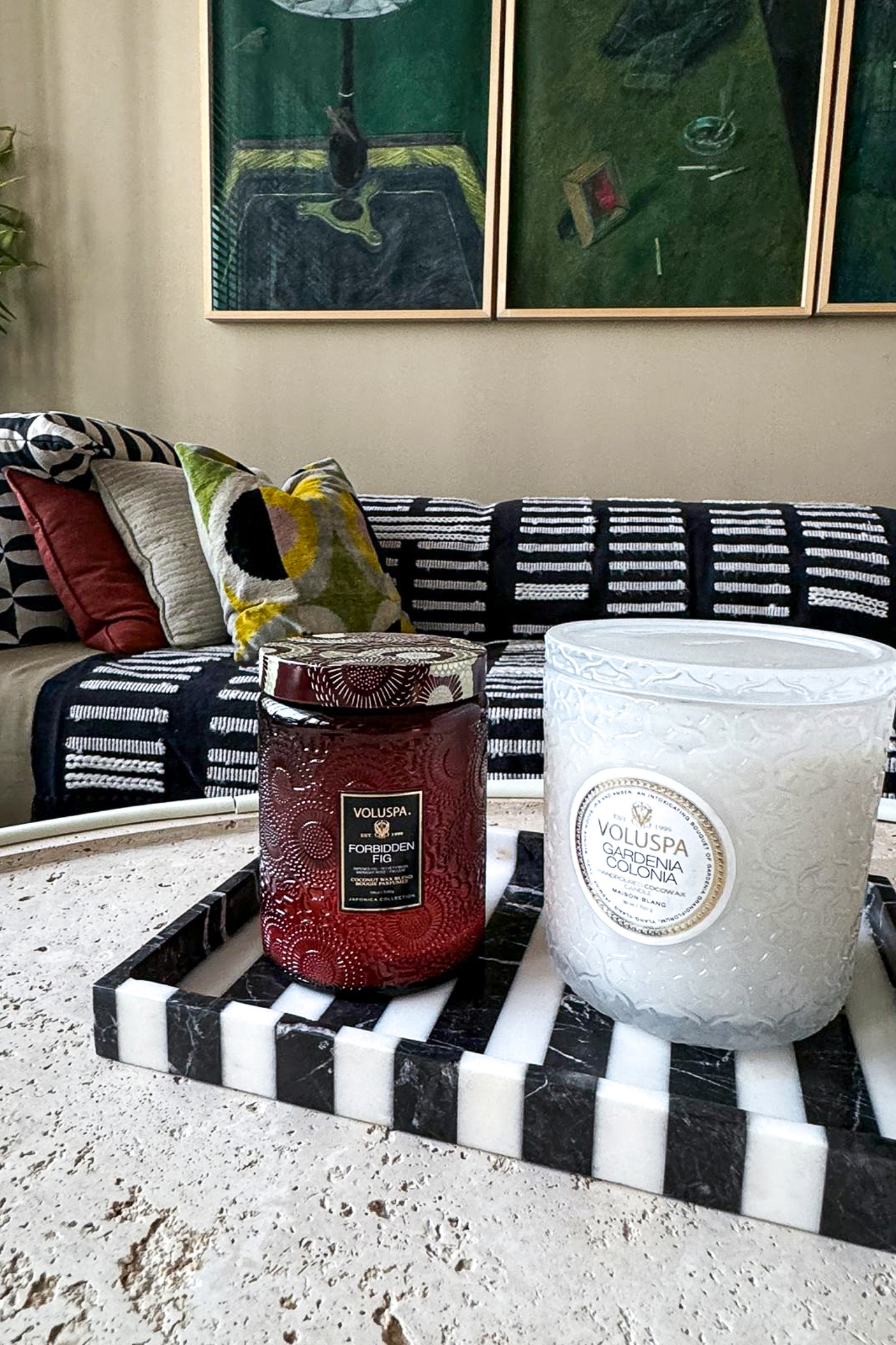 modern bir oturma odasına farklı bir hava katan siyah beyaz dekoratif obje