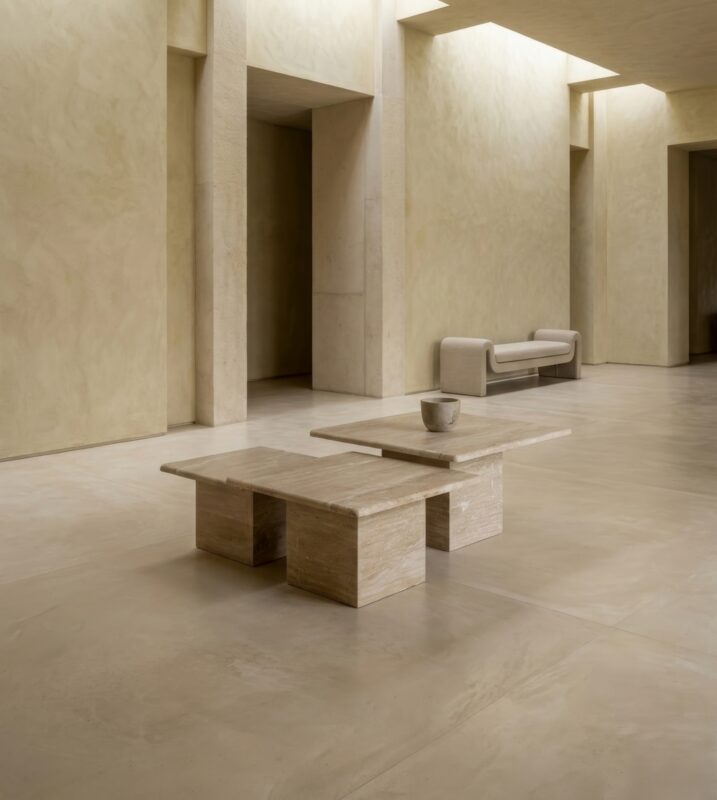 Zamansız tasarıma sahip traverten masa, doğal taş dokusu ve minimalist iç mekân uyumu ile modern bir salonda sergileniyor.